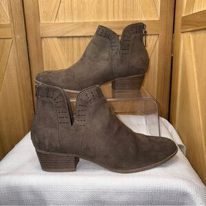 Arizona Jean Company Brown Ankle Booties with Western Flair size 7.5